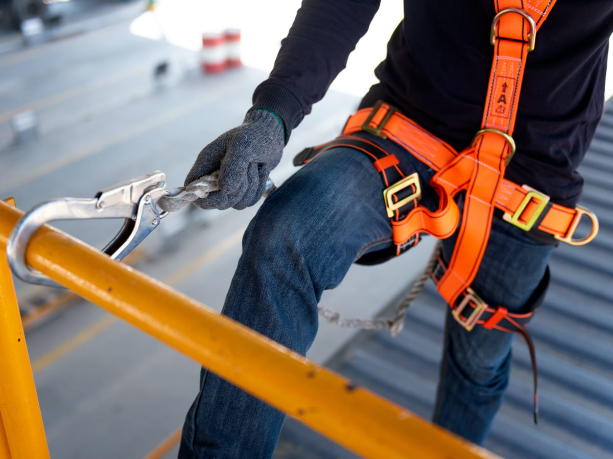 Read more about the article Fall Protection Regulations: Key Differences Between Main Standards